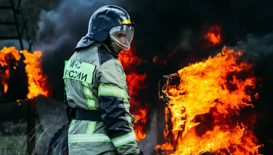 Сильный пожар начался после взрыва на газозаправочной станции под Санкт-Петербургом