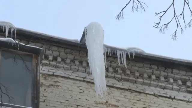 Никто не застрахован: В Москве огромная сосулька обрушилась на голову генерала МЧС