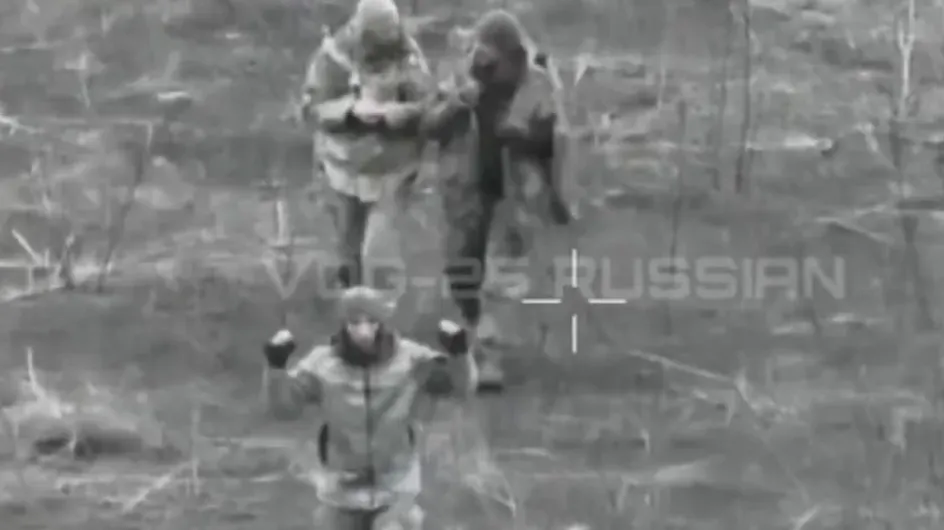 Появились кадры, как дроны ВС РФ конвоируют пленных бойцов ВС Украины