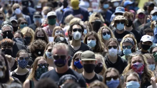 Роспотребнадзор попросил москвичей носить медицинские маски в общественных местах