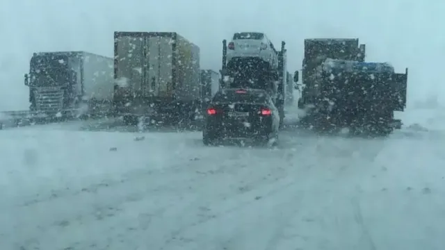 Сильный снегопад в Ростовской области: задержки на железной дороге, пробки на трассе М-4 и режим...