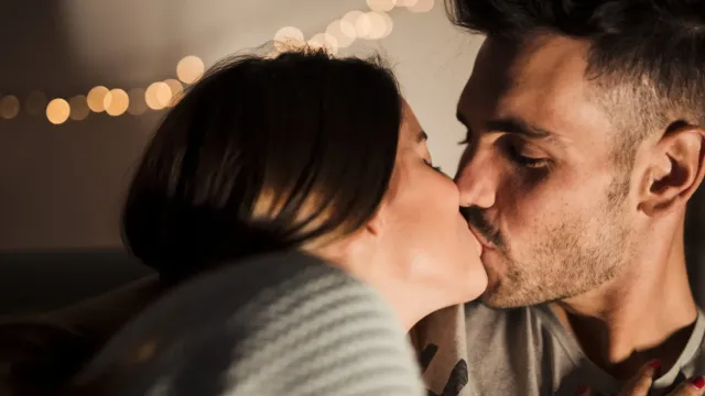 Врач назвал заболевания, которые передаются через поцелуй