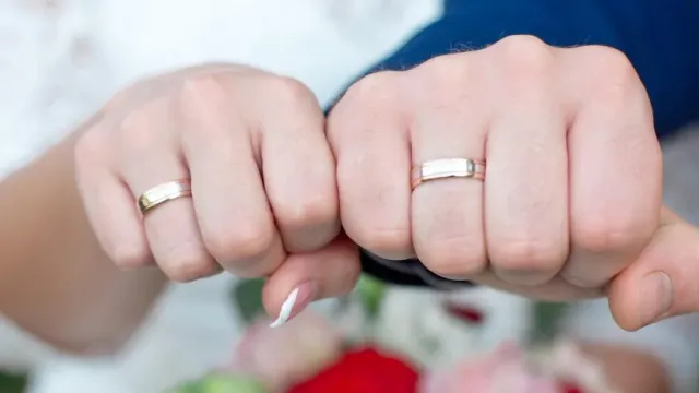 В Китае жених показал на свадьбе видео, где невеста изменяла ему с мужем сестры