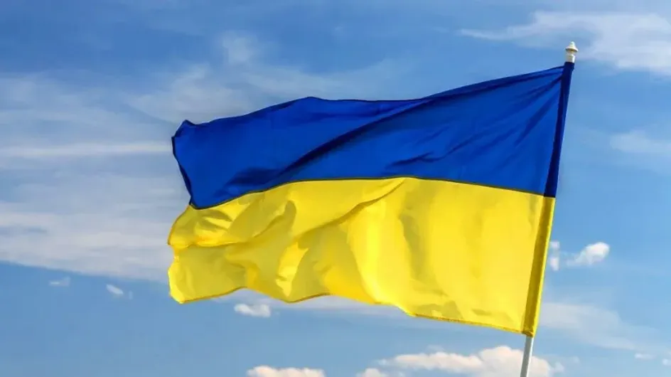 РИА Новости: В Одессе пьяный мужчина прилюдно разорвал флаг Украины