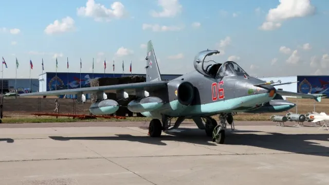 TopWar опубликовал кадры крушения штурмовика Су-25 ВКС России в районе Марьинки в Донбассе