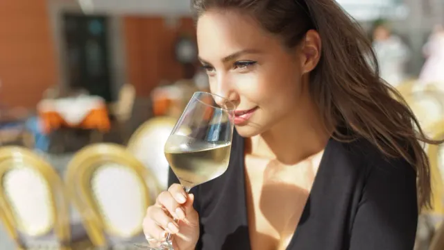 Россиянам назвали последствия употребления бокала вина в день