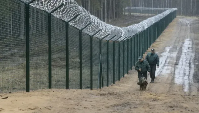 Niezalezna: власти Польши приняли решение построить временный забор на границе с Россией