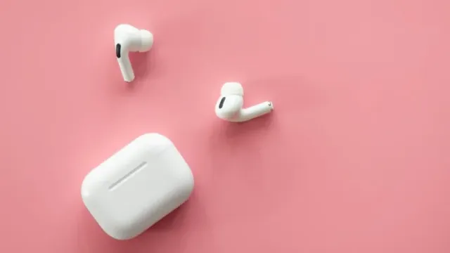 Bloomberg: в AirPods добавят измерение температуры через ушную раковину и зарядку от USB-C