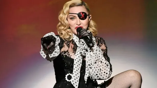 После реанимации Мадонна снова эпатирует публику фото из туалета и с убежавшей грудью