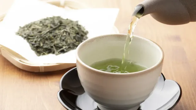 Назван напиток, который мешает усваивать жир из пищи