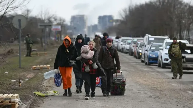 Жительница Мариуполя: из-за националистов граждане вынуждены пить воду из луж