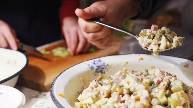 Россиянам назвали максимально допустимый размер порции новогоднего салата