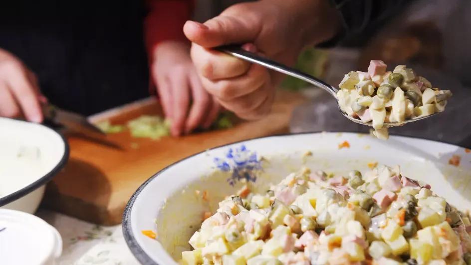 Россиянам назвали максимально допустимый размер порции новогоднего салата Россиянам назвали максимально допустимый размер порции новогоднего салата