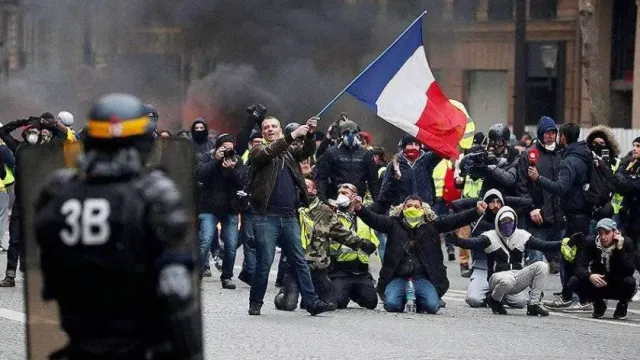 Захарова: Мнимая толерантность Франции рушится на глазах из-за протестов в стране