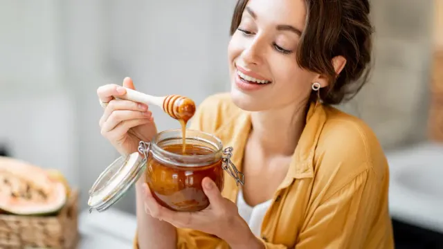 Врач развеял миф о лечебной пользе мёда