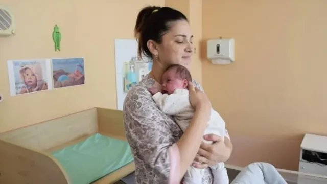 В Казахстане женщина родила двойняшек с разницей 2,5 месяца
