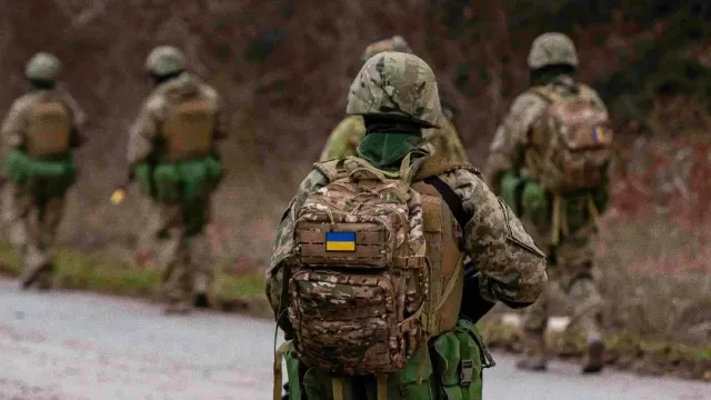Опубликованы видеокадры удара боевиков ВСУ по автомобилю спасателей в Донецке