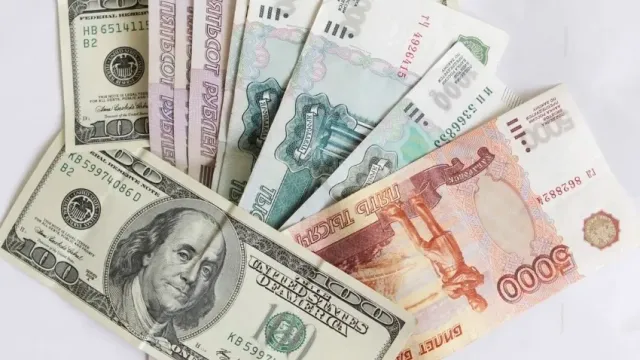 Экономисты сказали россиянам, сколько они будут жить с долларом выше 100 рублей