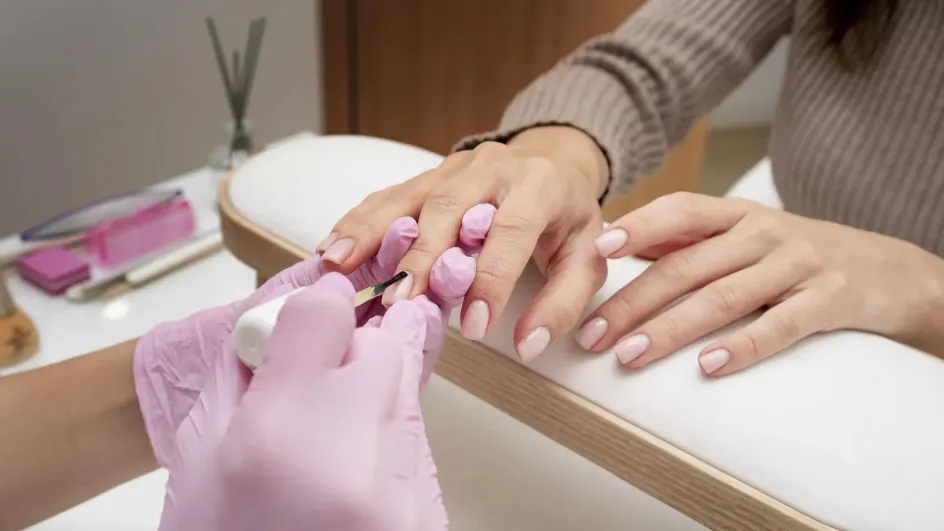 Гинеколог предупредила об опасности маникюра для женского здоровья