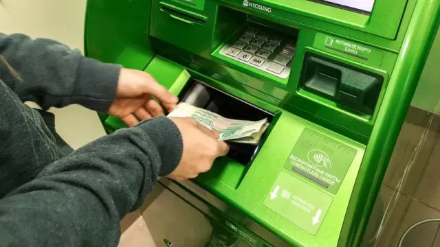 Мужчина в Москве лишился почти миллиона рублей из-за банкомата