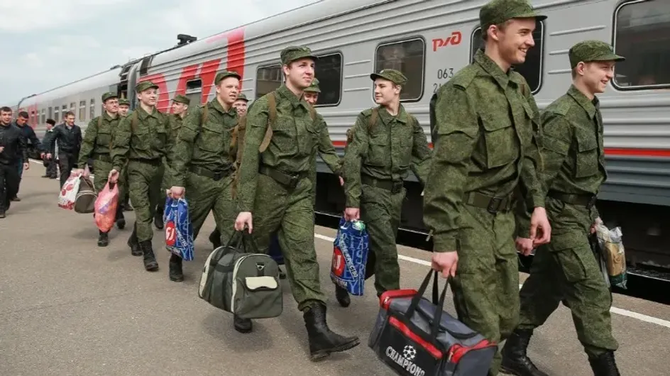 Снявшего постельное видео с голыми девицами военного на гражданке грозят отправить на СВО