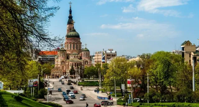 Мощные взрывы прозвучали в промзоне Харькова, остановлено метро (видео)