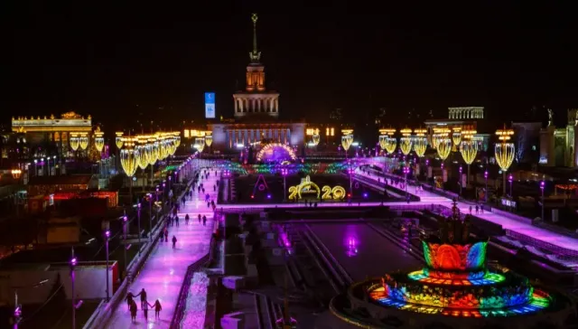 Москву начали украшать к Новому году: инсталляции появились в парках и на улицах города