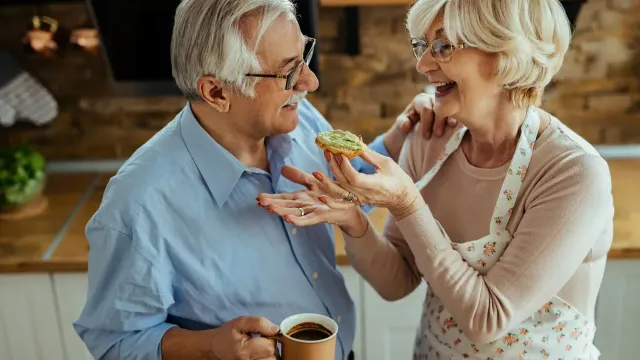 Биолог рассказал, почему сахар в пожилом возрасте для мозга вреден
