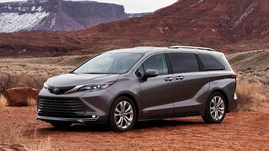 В Россию привезли новый минивэн Toyota Sienna