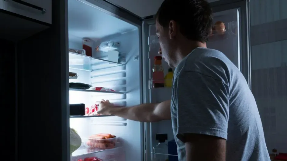 Врач объяснила, почему вечером постоянно хочется есть