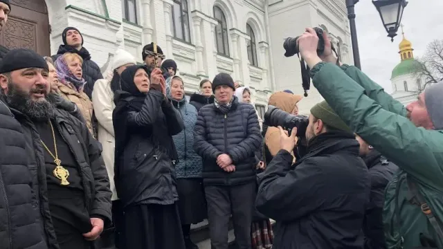 Молившаяся перед противниками УПЦ у Киево-Печерской лавры певчая хора не выходит на связь