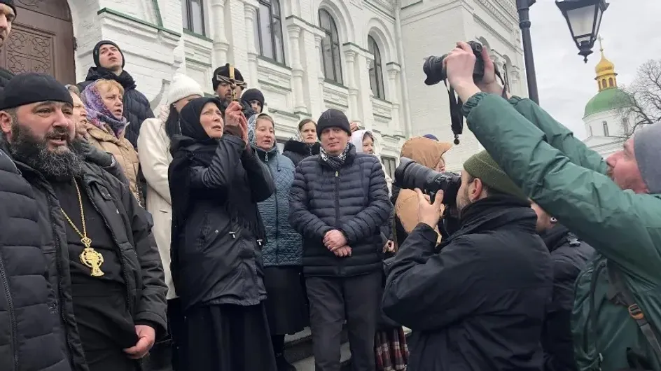 Молившаяся перед противниками УПЦ у Киево-Печерской лавры певчая хора не выходит на связь