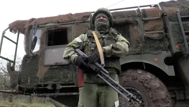 RusVesna: Военнослужащий ВС РФ дважды отбросил прилетающие к нему гранаты бойцов ВСУ