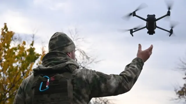 RusVesna показала уникальные кадры: спецназ в руинах отправляет помощь своим с помощью дрона...