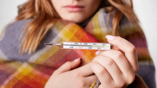 Россиянам назвали простой способ улучшить самочувствие при высокой температуре