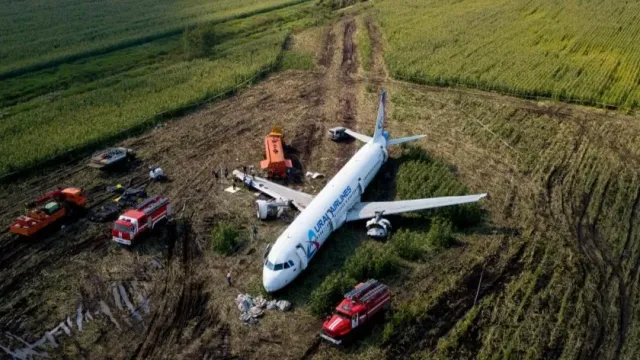 Росавиация назвала ошибкой экипажа посадку самолета "Уральских авиалиний" в поле