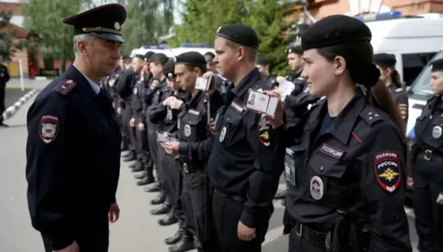 Baza: сотрудникам полиции запрещено покидать территорию России
