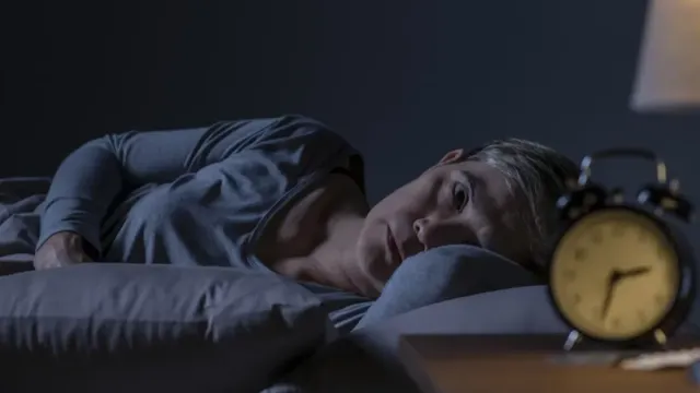 Врач рассказал, что происходит с сосудами после недели сна по 5 часов