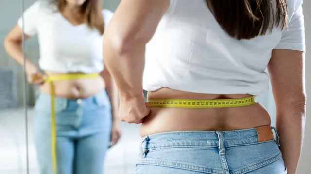 Названа рабочая психологическая уловка для снижения веса