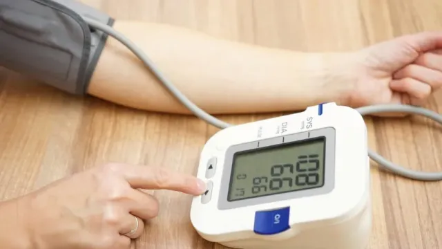 Кардиолог РФ Штырова: пациентам старше 45 лет артериальное давление измеряют на предплечье