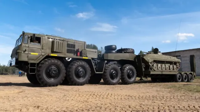 RG.RU: Танковый тягач с «адской молотилкой» стал машиной огневой поддержки для ВС РФ