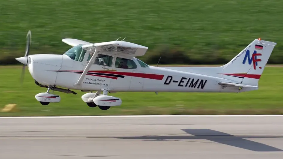 В аэропорту Санкт-Петербурга во время взлета лопнуло колесо самолета Cessna