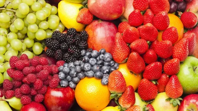 Диетолог Соломатина сообщила об опасности злоупотребления фруктами в преклонном возрасте