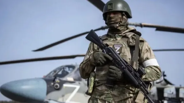 Раненый солдат ВС РФ виртуозно пинком отбил сброшенный дроном ВСУ боеприпас