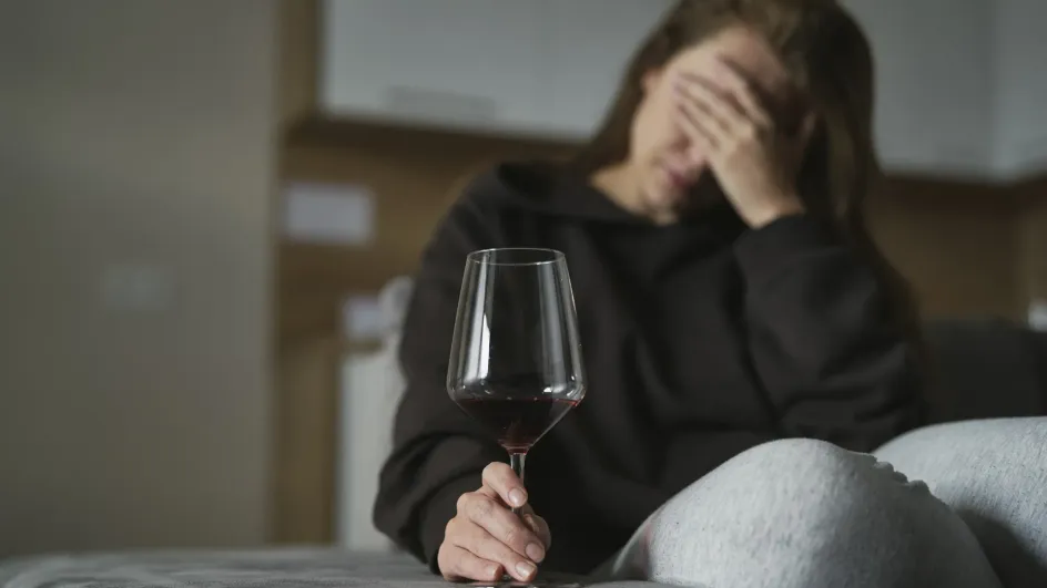 Нарколог рассказал, почему женский алкоголизм сложнее заметить