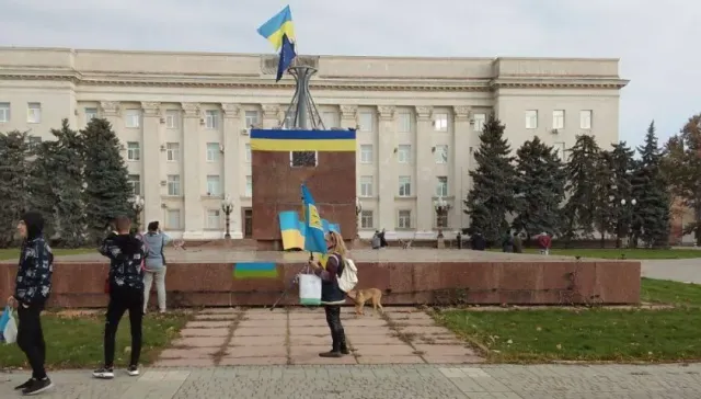 В центре Херсона собираются люди с флагами Украины