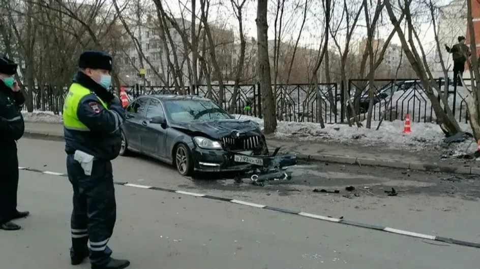 В Сети появилось видео, на котором Mercedes совершает наезд на двух москвичек