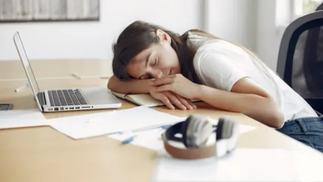 Назван вид чая, который может защитить мозг от последствий недосыпа