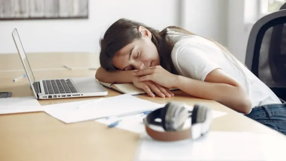 Назван вид чая, который может защитить мозг от последствий недосыпа