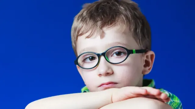Врач рассказала, стоит ли при близорукости давать ребёнку очки послабее